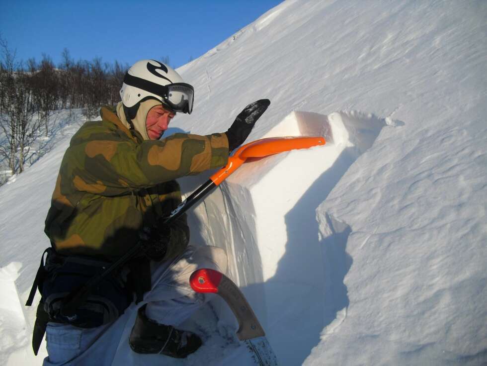 SPADETEST: Forsvarets skredekspert Jo Gunnar Ellevold utfører kompresjonstest for å teste snøens stabilitet. Her belastes snødekket dynamisk ved å klappe på et spadeblad på den ene siden av en isolert snøsøyle til et brudd initieres. Hvis bruddet forplanter seg momentant over hele søylens bredde, er det skredfare. SPADETEST: Forsvarets skredekspert Jo Gunnar Ellevold utfører kompresjonstest for å teste snøens stabilitet. Her belastes snødekket dynamisk ved å klappe på et spadeblad på den ene siden av en isolert snøsøyle til et brudd initieres. Hvis bruddet forplanter seg momentant over hele søylens bredde, er det skredfare.