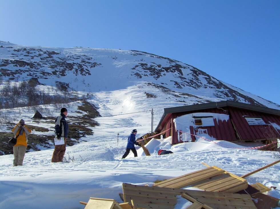 IKKE TRYGT: Denne hytta på Imingfjell i Uvdal ble knust av skred vinteren 2007. Hytta sto trygt i 33 vintre før værsituasjonen ble så spesiell at et naturlig utløst skred knuste hytta. IKKE TRYGT: Denne hytta på Imingfjell i Uvdal ble knust av skred vinteren 2007. Hytta sto trygt i 33 vintre før værsituasjonen ble så spesiell at et naturlig utløst skred knuste hytta.