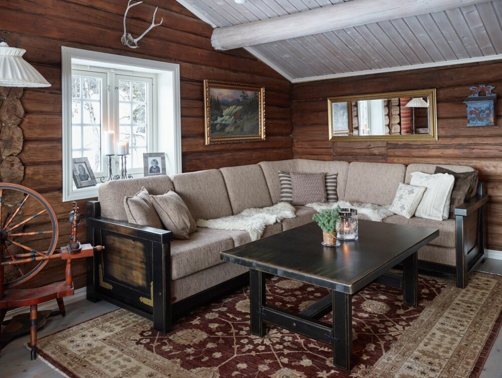 ÅPNET OPP: Stuen er nesten ikke til å kjenne igjen etter oppussingen. Tømmerveggene har kommet til syne, vindusomrammingen er malt hvit og taket lysnet med hvit panellakk. Sofa og bord er kjøpt hos Lom Møbler. ÅPNET OPP: Stuen er nesten ikke til å kjenne igjen etter oppussingen. Tømmerveggene har kommet til syne, vindusomrammingen er malt hvit og taket lysnet med hvit panellakk. Sofa og bord er kjøpt hos Lom Møbler.