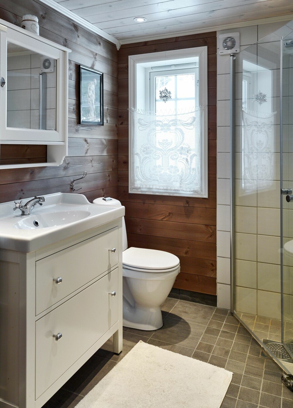 PLASSBESPARENDE: Badet er lite, men arealeffektivt, som resten av hytta. Dusjvegger som kan slås inn sparer mye plass. PLASSBESPARENDE: Badet er lite, men arealeffektivt, som resten av hytta. Dusjvegger som kan slås inn sparer mye plass.