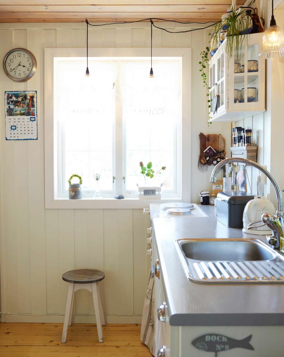 ORIGINAL INNREDNING: I det første kjøkkenet, tidlig på 50-tallet, var innredningen en benk med to gassbluss, og et gasskjøleskap. Da en ny generasjon overtok på 70-tallet, satte de inn en
ny innredning i furu. Den har dagens eiere beholdt, men de har malt den hvit og grå. ORIGINAL INNREDNING: I det første kjøkkenet, tidlig på 50-tallet, var innredningen en benk med to gassbluss, og et gasskjøleskap. Da en ny generasjon overtok på 70-tallet, satte de inn en
ny innredning i furu. Den har dagens eiere beholdt, men de har malt den hvit og grå.