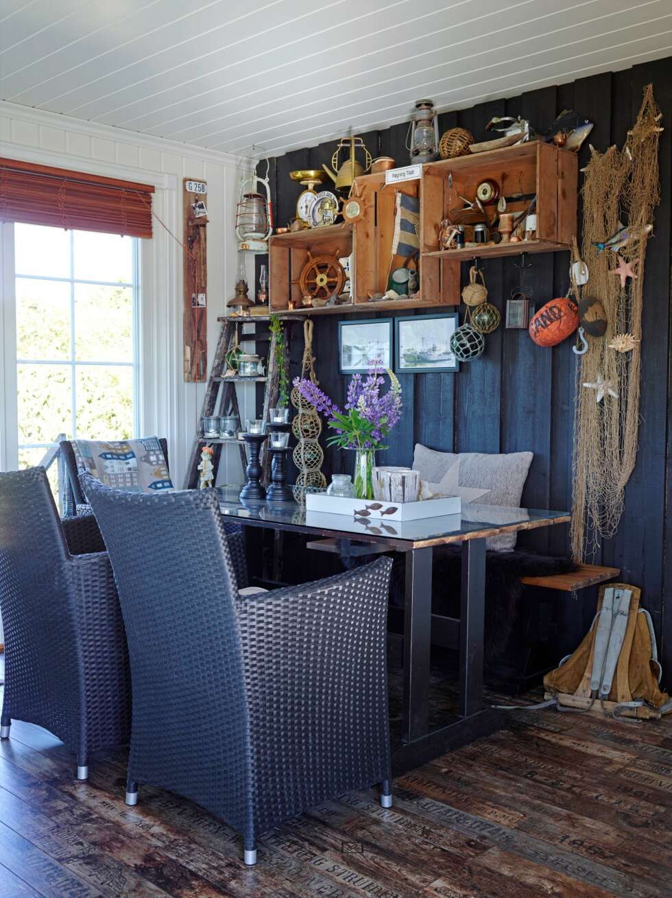 UTEVEGGER INNE:
I denne delen av utestuen har de beholdt det utvendige panelet, noe som gir den et røft preg. UTEVEGGER INNE:
I denne delen av utestuen har de beholdt det utvendige panelet, noe som gir den et røft preg.