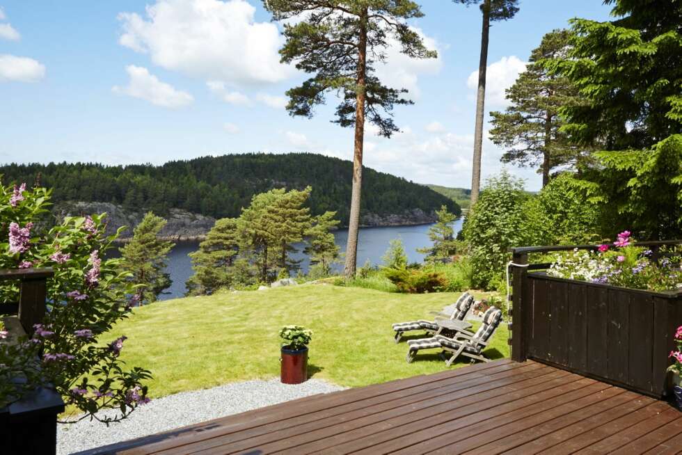 Herlig utsikt: Da trærne ble hugget, kom denne flotte utsikten over Iddefjorden bedre frem. Her har Wenche og Leif utvidet terrassen og etablert en plen. Herlig utsikt: Da trærne ble hugget, kom denne flotte utsikten over Iddefjorden bedre frem. Her har Wenche og Leif utvidet terrassen og etablert en plen.