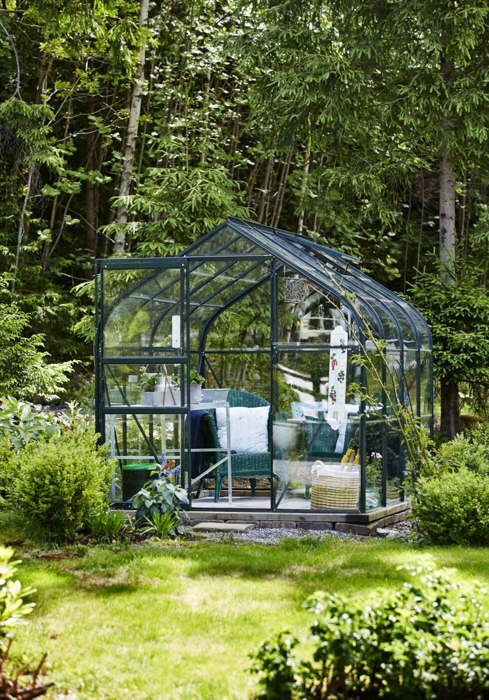 Tid for hage: Wenche og Leif er mye på hytta, og har derfor gått til innkjøp et veksthus. Foreløpig brukes det mest til kos og hygge, men tanken er å sette inn noen tomatplanter. Tid for hage: Wenche og Leif er mye på hytta, og har derfor gått til innkjøp et veksthus. Foreløpig brukes det mest til kos og hygge, men tanken er å sette inn noen tomatplanter.