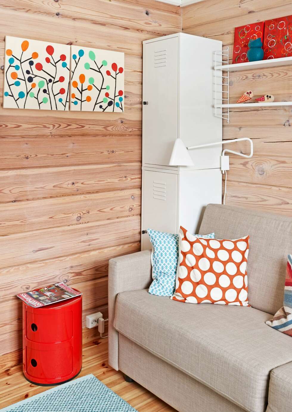 HJØRNESKAP: Tv-stuen er også gjesterom, og her står det en sovesofa. Den praktiske leselampen er fra Ikea. Det er også hjørneskapet, som benyttes til oppbevaring av sengetøy og puter til gjestene. FOTO: Sveinung Bråthen HJØRNESKAP: Tv-stuen er også gjesterom, og her står det en sovesofa. Den praktiske leselampen er fra Ikea. Det er også hjørneskapet, som benyttes til oppbevaring av sengetøy og puter til gjestene. FOTO: Sveinung Bråthen