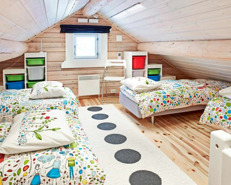GJESTEROM: Det er plass til mange gjester på hemsen, som er delt i to rom med fire senger i det ene og to i det andre. Her sover familien fra England når de kommer på besøk. Tripptrapp-hyllene fra Ikea passer spesielt godt under skråtaket. FOTO: Sveinung Bråthen GJESTEROM: Det er plass til mange gjester på hemsen, som er delt i to rom med fire senger i det ene og to i det andre. Her sover familien fra England når de kommer på besøk. Tripptrapp-hyllene fra Ikea passer spesielt godt under skråtaket. FOTO: Sveinung Bråthen