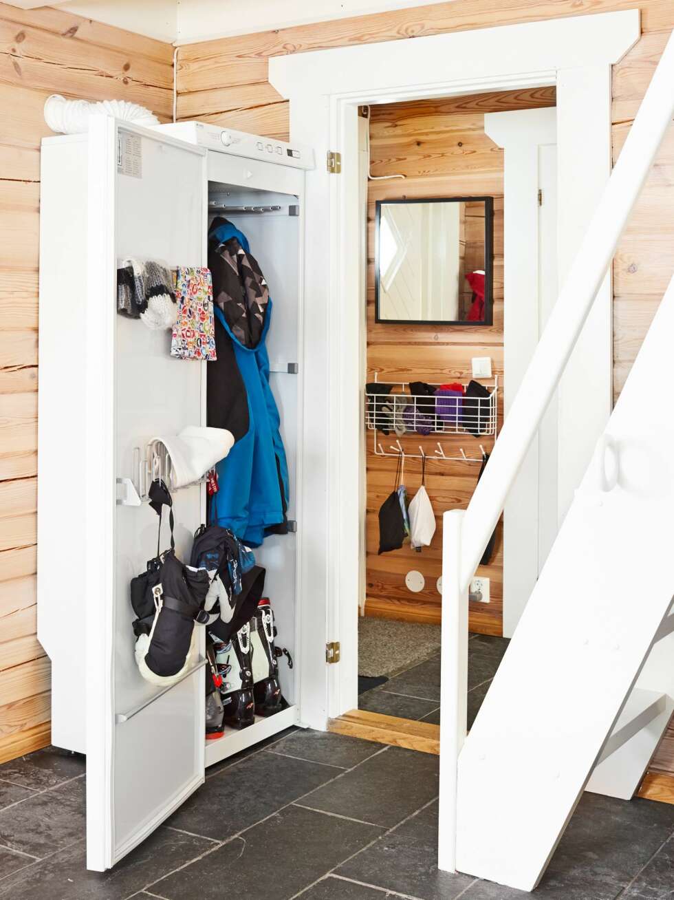 TØRKESKAP: Det første Keeley kjøpte da hun ble hytteeier, var et tørkeskap. Det er praktisk med tanke på at familien har mange skisko, luer og votter som raskt skal bli tørre. FOTO: Sveinung Bråthen TØRKESKAP: Det første Keeley kjøpte da hun ble hytteeier, var et tørkeskap. Det er praktisk med tanke på at familien har mange skisko, luer og votter som raskt skal bli tørre. FOTO: Sveinung Bråthen
