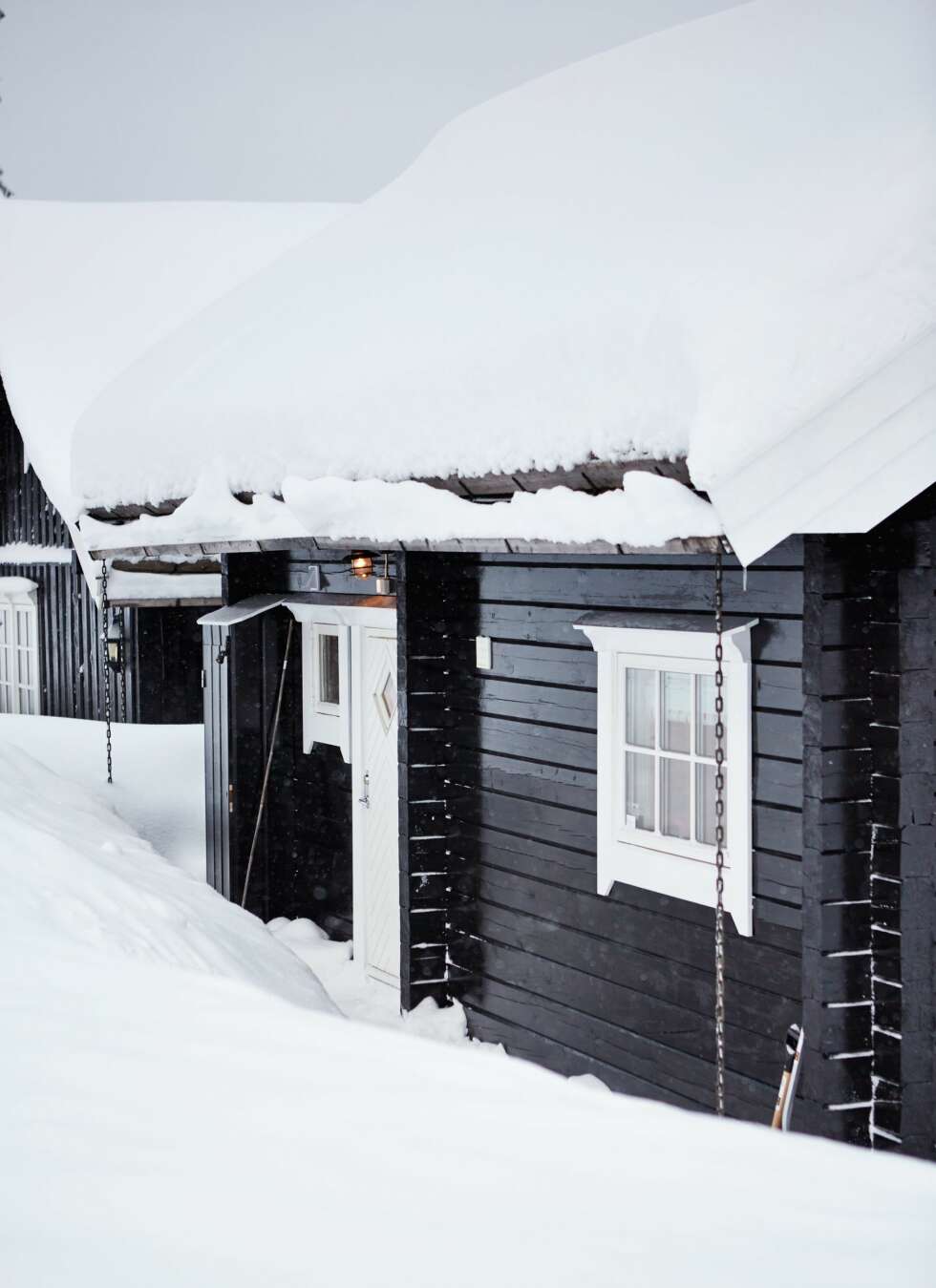 TØMMERHYTTE I TRYSIL: Byggeår 2010. Størrelse: 36 kvm. pluss hems. Eiere: Familien Johansson. Rominndeling: Kjøkken med åpen løsning mot stue, spisekrok, bad, tv-stue/gjesterom, to rom på hems. Fasiliteter: Innlagt strøm og vann. FOTO: Sveinung Bråthen TØMMERHYTTE I TRYSIL: Byggeår 2010. Størrelse: 36 kvm. pluss hems. Eiere: Familien Johansson. Rominndeling: Kjøkken med åpen løsning mot stue, spisekrok, bad, tv-stue/gjesterom, to rom på hems. Fasiliteter: Innlagt strøm og vann. FOTO: Sveinung Bråthen