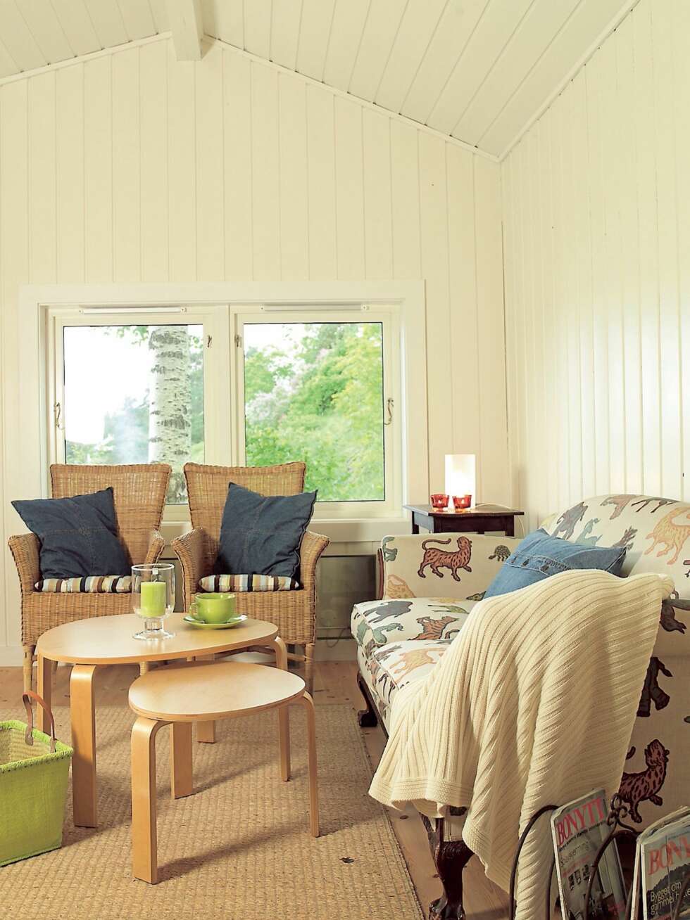 STUESONE: Det ene oppholdsrommet er på ca. 20 kvadratmeter. Det er sjarmerende møblert med en omtrukket sofa fra loppemarked, to kurvstoler og noen småbord som danner stuesonen. STUESONE: Det ene oppholdsrommet er på ca. 20 kvadratmeter. Det er sjarmerende møblert med en omtrukket sofa fra loppemarked, to kurvstoler og noen småbord som danner stuesonen.