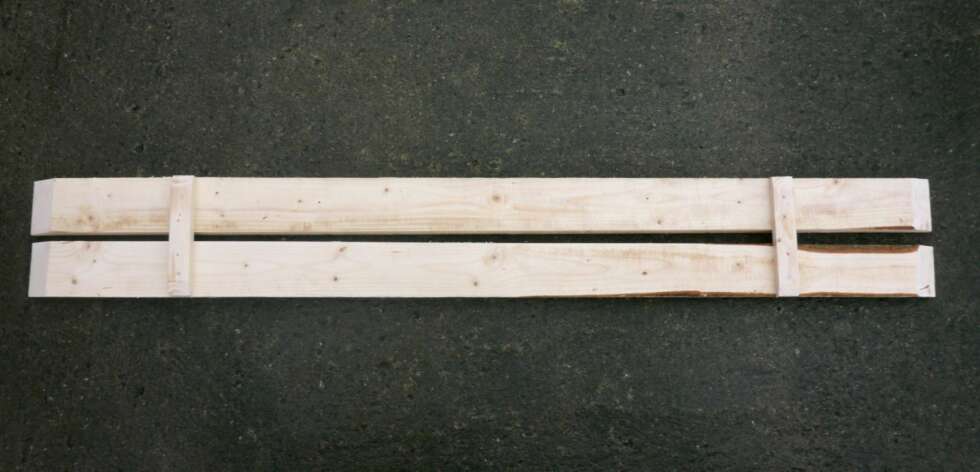 Sitteplate: Sitteplaten er laget av to grove plank. De holdes
sammen av to lekter. Bredden må være 24 centimeter slik at den
passer ned i bukken. Bredde 180 cm. Høyde 24 cm. Sitteplate: Sitteplaten er laget av to grove plank. De holdes
sammen av to lekter. Bredden må være 24 centimeter slik at den
passer ned i bukken. Bredde 180 cm. Høyde 24 cm.