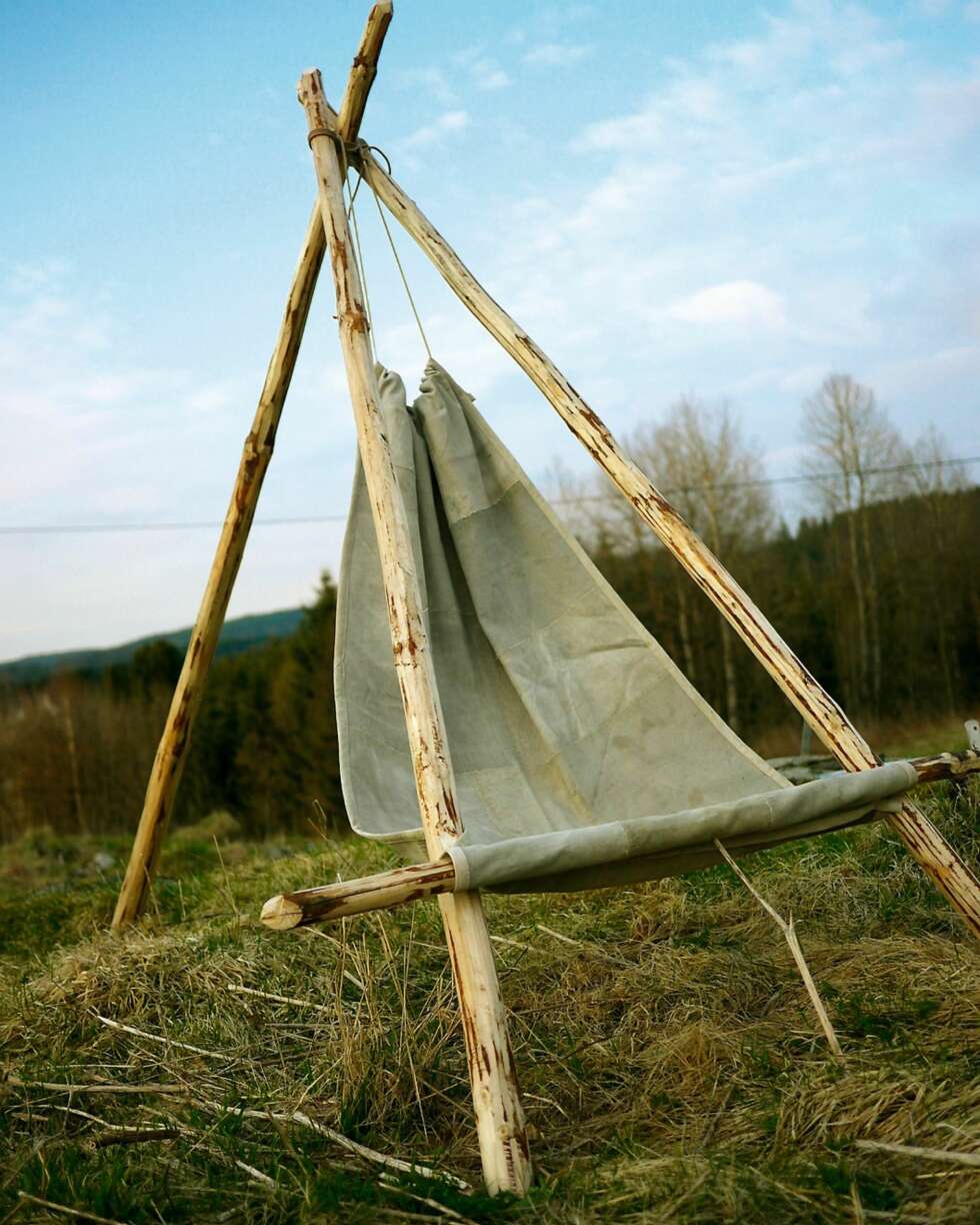 Holder seg på plass: Stokken på tvers skal
ikke festes. På bildet har vi juksa litt med å
støtte den opp med en liten pinne. Når du
setter deg, vil den bli presset mot de to
staurene slik at den holder seg på plass. Holder seg på plass: Stokken på tvers skal
ikke festes. På bildet har vi juksa litt med å
støtte den opp med en liten pinne. Når du
setter deg, vil den bli presset mot de to
staurene slik at den holder seg på plass.