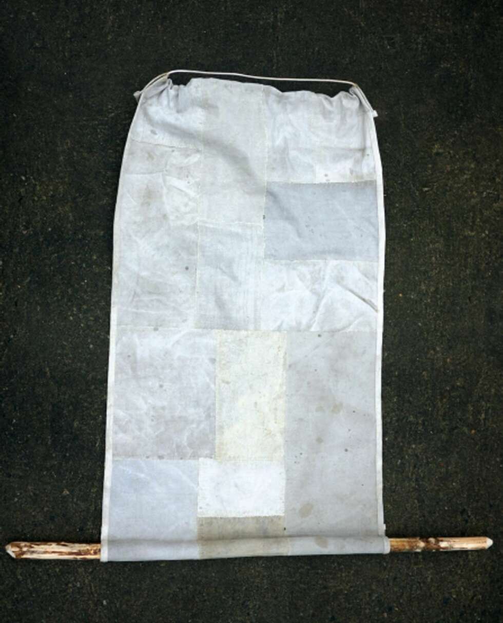 Kanvas: Setet lager du av kraftig
kanvas. Sy en løpegang nede til
stokken, og en oppe som du trær
snøret i. Størrelse på stoffet: 150 x
70 cm. Når du lager stokken som
går på tvers, skal den være så lang
at den stikker 20 cm utenfor på
hver side av staurene. Kanvas: Setet lager du av kraftig
kanvas. Sy en løpegang nede til
stokken, og en oppe som du trær
snøret i. Størrelse på stoffet: 150 x
70 cm. Når du lager stokken som
går på tvers, skal den være så lang
at den stikker 20 cm utenfor på
hver side av staurene.