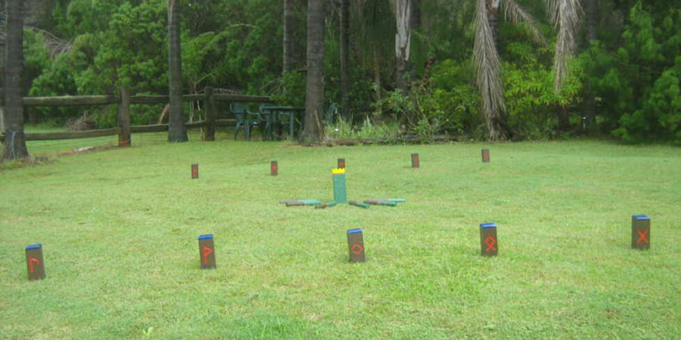 UTELEK: Gjør som söta bror og spill kubb i parken. UTELEK: Gjør som söta bror og spill kubb i parken.