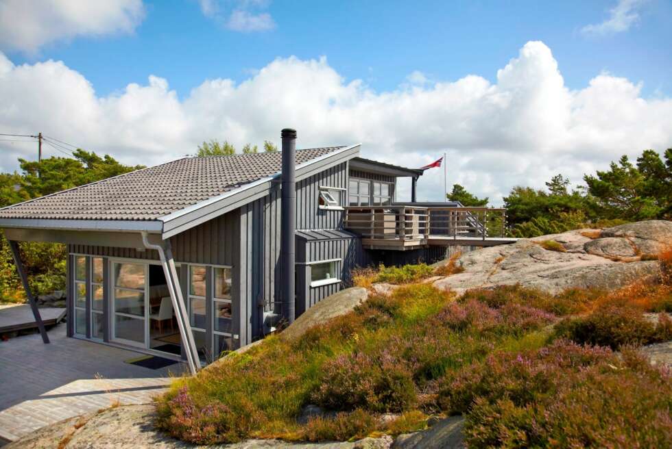 GOD PLAN: De viktigste punktene var å få mer lys inn og å etablere utsikt mot sjøen i vest. Dette oppnådde arkitekten ved å forme hytta med en sammensetting av pulttaksformer. Et pulttak er et tak med fall til bare én side. GOD PLAN: De viktigste punktene var å få mer lys inn og å etablere utsikt mot sjøen i vest. Dette oppnådde arkitekten ved å forme hytta med en sammensetting av pulttaksformer. Et pulttak er et tak med fall til bare én side.