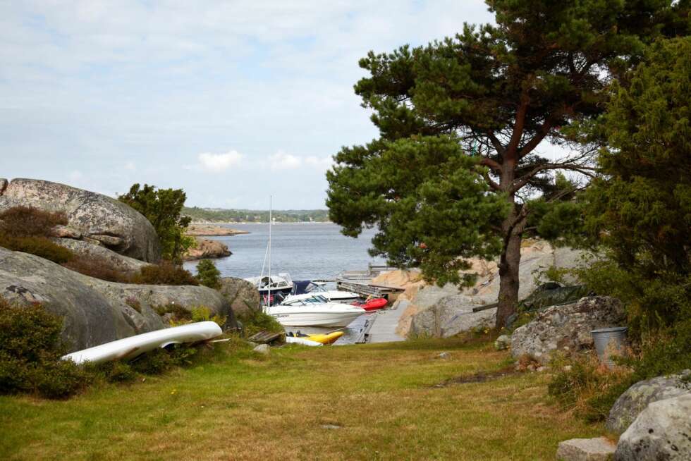 FIN UTSIKT: Fra hytta er det utsikt gjennom kløfta mot nord og Løperen, som er hovedleden inn mot Fredrikstad. FIN UTSIKT: Fra hytta er det utsikt gjennom kløfta mot nord og Løperen, som er hovedleden inn mot Fredrikstad.