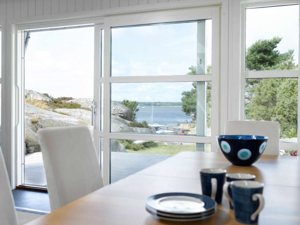 LYS HYTTE: For å få maksimal utnyttelse av utsikten, er skyvedører med store glassflater fra gulv til tak en god idé. Dette gir samtidig mye lys inn i hytta. LYS HYTTE: For å få maksimal utnyttelse av utsikten, er skyvedører med store glassflater fra gulv til tak en god idé. Dette gir samtidig mye lys inn i hytta.