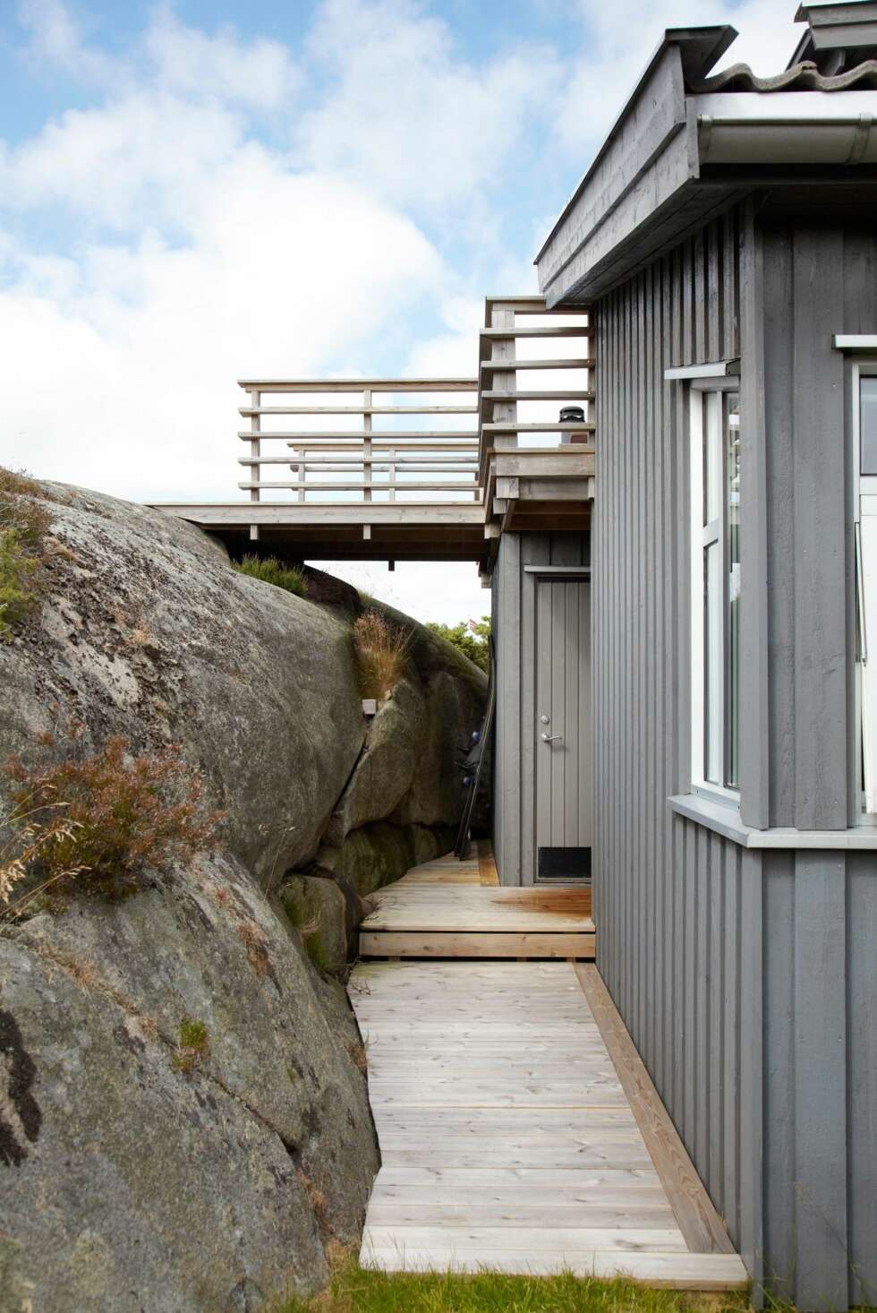 SMART OMBYGGING: Hytta ligger skjermet til i en kløft mellom en fjellside og en steinrøys. Byggeår: 1950/1987/2007. Størrelse: 73 m². Arkitekt: Tom Richard Kristiansen, Link Arkitektur. SMART OMBYGGING: Hytta ligger skjermet til i en kløft mellom en fjellside og en steinrøys. Byggeår: 1950/1987/2007. Størrelse: 73 m². Arkitekt: Tom Richard Kristiansen, Link Arkitektur.