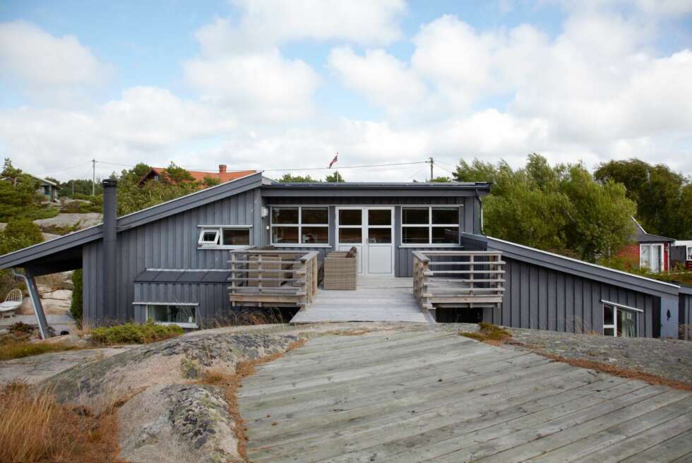 GOD DIALOG: Hytteeierne hadde en god dialog med kommunen hele veien. Det var viktig for begge parter at hytta gled godt inn i landskapet. Da hytta sto ferdig ble den malt klippegrå for å gå mer i ett med naturen. GOD DIALOG: Hytteeierne hadde en god dialog med kommunen hele veien. Det var viktig for begge parter at hytta gled godt inn i landskapet. Da hytta sto ferdig ble den malt klippegrå for å gå mer i ett med naturen.