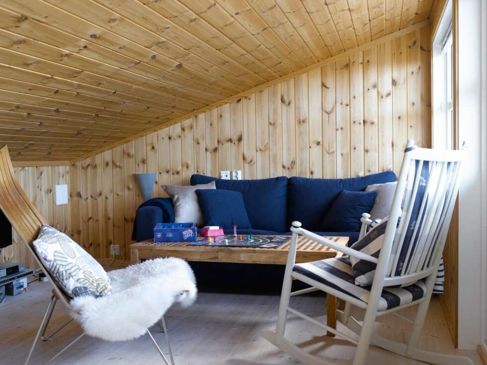 TENK TAKHØYDE: Mange kommuner har en øvre grense for hvor stor hytte du får lov til å bygge. Hvis takhøyden er under 1,90 m, vil det i enkelte kommuner ikke telle som areal. Å lage en andreetasje med lav takhøyde der det er soverom og tv-stue, vil gi god utnyttelse av hytta og tomta. Dette oppholdsrommet er først og fremst laget for barna. TENK TAKHØYDE: Mange kommuner har en øvre grense for hvor stor hytte du får lov til å bygge. Hvis takhøyden er under 1,90 m, vil det i enkelte kommuner ikke telle som areal. Å lage en andreetasje med lav takhøyde der det er soverom og tv-stue, vil gi god utnyttelse av hytta og tomta. Dette oppholdsrommet er først og fremst laget for barna.