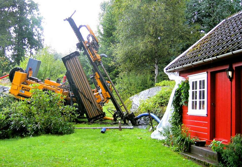 BRØNNBORING: Et brønnborefirma gjør jobben, og de leverer det meste du trenger for å få vannet helt frem til springen. Pris for boring, pumpeanlegg og det som naturlig hører til er ca. 60 000 kroner. I tillegg kommer vannledning og innvendig rørleggeropplegg. BRØNNBORING: Et brønnborefirma gjør jobben, og de leverer det meste du trenger for å få vannet helt frem til springen. Pris for boring, pumpeanlegg og det som naturlig hører til er ca. 60 000 kroner. I tillegg kommer vannledning og innvendig rørleggeropplegg.