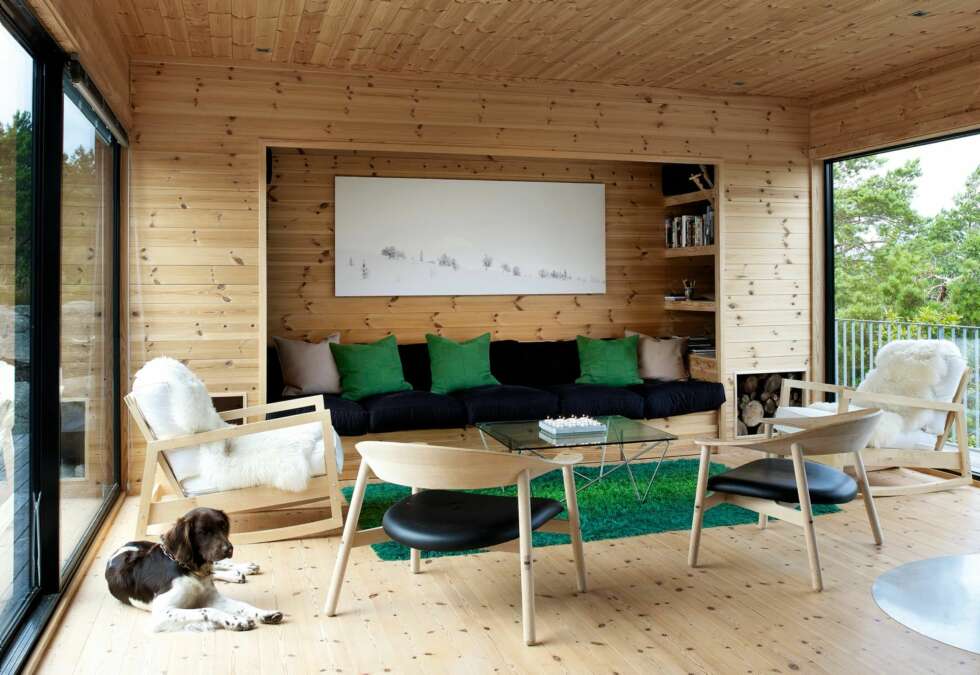 SKANDINAVISK: Sofaen er trukket inn i veggen og omrammet av bokhyller og musikkanlegg. På den ene siden er det satt av plass til ved, på den andre siden har hunden Kompis fått sin egen hule. Gyngestolene er fra Ikea, rundstolene er fra Room. Gulvteppet fikk paret fra en kollega som skulle kaste det. SKANDINAVISK: Sofaen er trukket inn i veggen og omrammet av bokhyller og musikkanlegg. På den ene siden er det satt av plass til ved, på den andre siden har hunden Kompis fått sin egen hule. Gyngestolene er fra Ikea, rundstolene er fra Room. Gulvteppet fikk paret fra en kollega som skulle kaste det.