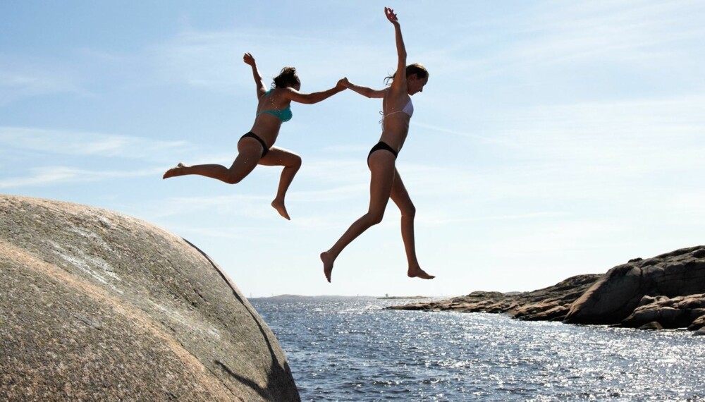 ØYHOPPING PÅ HVALER: Hytteeieren på Kjerringholmen på Hvaler har glade dager med øyhopping, lek og sene kvelder. Å selge hytte her er ikke vanskelig i øyeblikket. ØYHOPPING PÅ HVALER: Hytteeieren på Kjerringholmen på Hvaler har glade dager med øyhopping, lek og sene kvelder. Å selge hytte her er ikke vanskelig i øyeblikket.