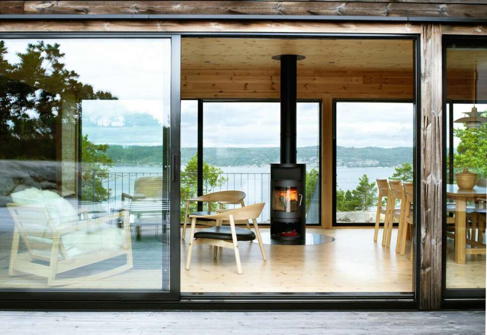 UTSIKT OG LYS: Fra terrassen ser man tvers igjennom hytta og ut mot Stølefjorden. Arkitekten fikk frie tøyler, men med noen føringer som allrom, utsikt, lys og luft samt terrengtilpasning. Det er brukt aluminiumsrammer til dører og vinduer. De store glassflatene speiler den solrike og åpne tomta, noe som gir ekstra dybde til terrassen. Her møtes natur og arkitektur. UTSIKT OG LYS: Fra terrassen ser man tvers igjennom hytta og ut mot Stølefjorden. Arkitekten fikk frie tøyler, men med noen føringer som allrom, utsikt, lys og luft samt terrengtilpasning. Det er brukt aluminiumsrammer til dører og vinduer. De store glassflatene speiler den solrike og åpne tomta, noe som gir ekstra dybde til terrassen. Her møtes natur og arkitektur.