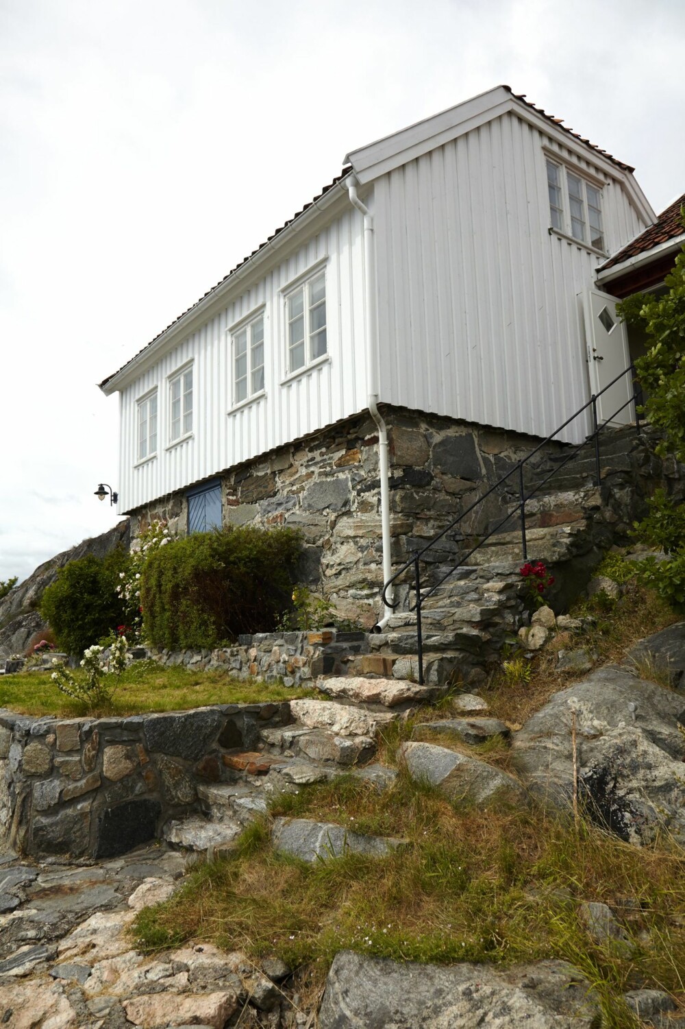 God trim: Steintrappen er med på å holde eierne i form. Under oppussingen ble trebordene kuttet og høvlet med tradisjonelle teknikker. God trim: Steintrappen er med på å holde eierne i form. Under oppussingen ble trebordene kuttet og høvlet med tradisjonelle teknikker.