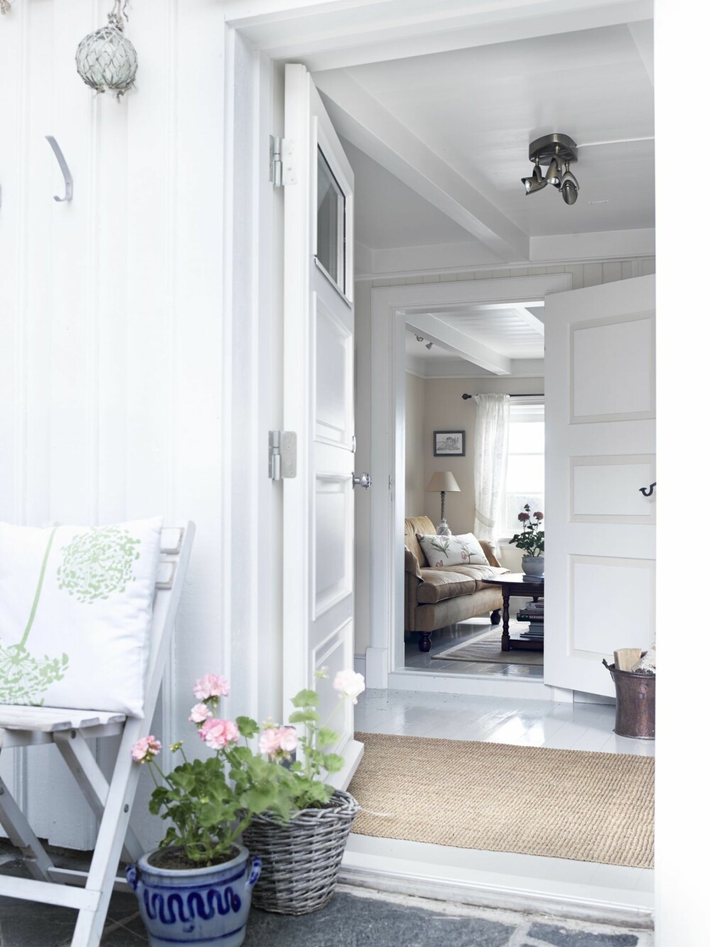 Velkommen inn: Entreen er lys og sommerlig. Velkommen inn: Entreen er lys og sommerlig.