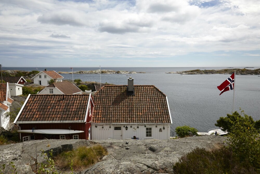 Utkikkspunkt: Fra berget bak hytta kunne losen før i tiden holde øye med leia utenfor. Utkikkspunkt: Fra berget bak hytta kunne losen før i tiden holde øye med leia utenfor.