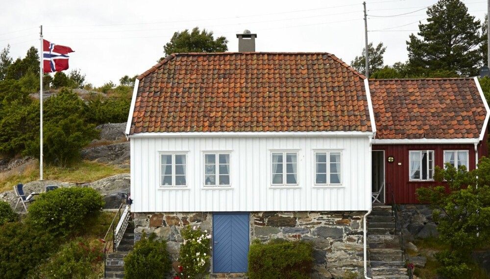 Tilbake til røttene: I 2005 ble huset fra 1800-tallet pusset opp etter gamle tradisjoner. Størrelse cirka 75 m² grunnflate til sammen i hovedhytta og tilbygget, pluss annen etasje og hems på ca. 40 m². Restaureringen utført av Drange & Aanonsen. Tilbake til røttene: I 2005 ble huset fra 1800-tallet pusset opp etter gamle tradisjoner. Størrelse cirka 75 m² grunnflate til sammen i hovedhytta og tilbygget, pluss annen etasje og hems på ca. 40 m². Restaureringen utført av Drange & Aanonsen.