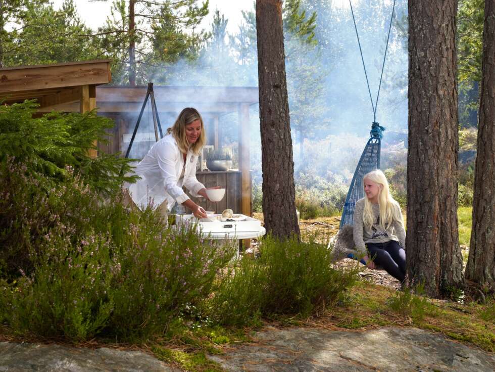 PÅ LAG MED NATUREN: Ingunn og datteren Silje stortrives med den selvbygde uteplassen. Bordet er en gammel kabeltrommel som Ingunn har fått fra en byggeplass i nærheten.
PÅ LAG MED NATUREN: Ingunn og datteren Silje stortrives med den selvbygde uteplassen. Bordet er en gammel kabeltrommel som Ingunn har fått fra en byggeplass i nærheten.