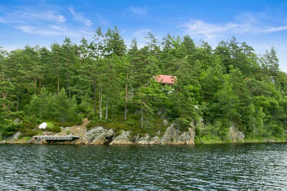 TILGANG TIL VANN: Den har ikke tilgang til saltvann, men hytat har tilgang kaptein Sabeltanns farvann, og med brygge hvor Den sorte dame kan legge til. TILGANG TIL VANN: Den har ikke tilgang til saltvann, men hytat har tilgang kaptein Sabeltanns farvann, og med brygge hvor Den sorte dame kan legge til.