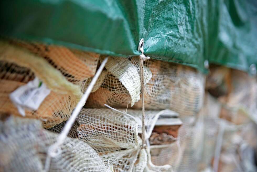 VEDPRESENNING: Pallehetter er små presenninger som du fester med små kroker. De kan legges med overlapp, slik at de dekker hele stabelen. VEDPRESENNING: Pallehetter er små presenninger som du fester med små kroker. De kan legges med overlapp, slik at de dekker hele stabelen.
