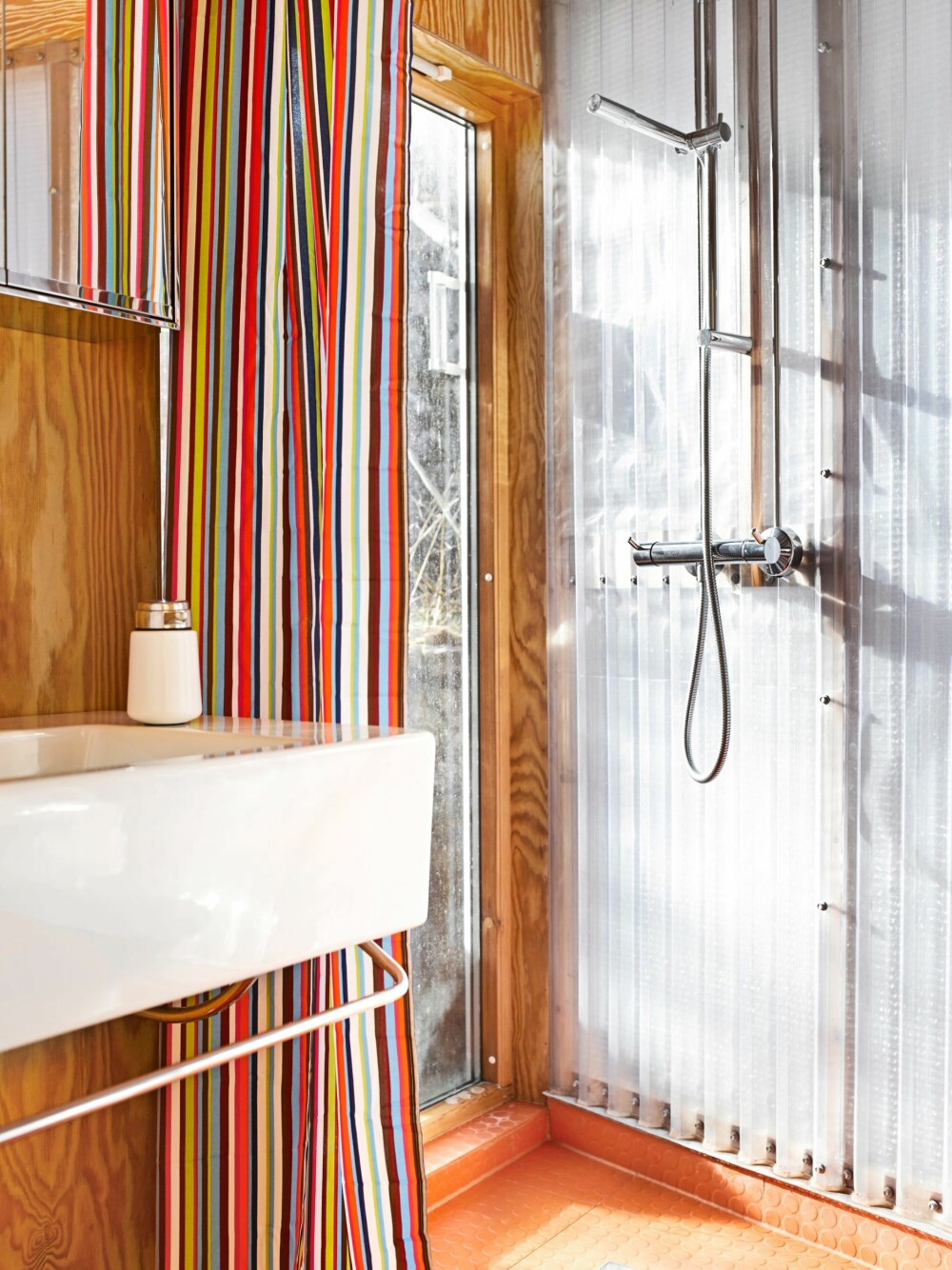 LYSBOBLE: Badet gjennomstrømmes av lys. Mondo gummifliser på gulv. Servant fra Globo. LYSBOBLE: Badet gjennomstrømmes av lys. Mondo gummifliser på gulv. Servant fra Globo.