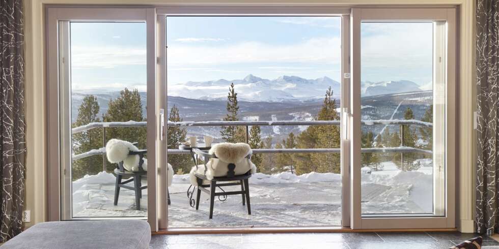 FANTASTISK UTSIKT: Det er ikke vanskelig å skjønne hvorfor Per og Kari Rudi falt for Folldal og Rondasyn hyttegrend. Fra terrassen og sofaen i stua er det mulig å nyte utsikten over Rondanemassivet. FOTO: Sveinung Bråthen FANTASTISK UTSIKT: Det er ikke vanskelig å skjønne hvorfor Per og Kari Rudi falt for Folldal og Rondasyn hyttegrend. Fra terrassen og sofaen i stua er det mulig å nyte utsikten over Rondanemassivet. FOTO: Sveinung Bråthen