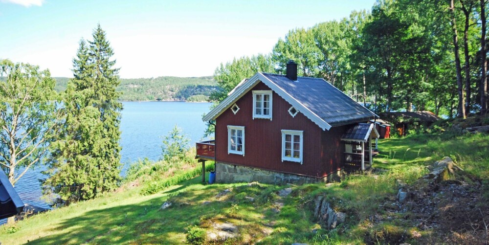 Til salgs: Flisebacken 1 sjarmereden hytte ved Iddefjorden, Strömstad. Pris 2 300 000 svenske kroner. Til salgs: Flisebacken 1 sjarmereden hytte ved Iddefjorden, Strömstad. Pris 2 300 000 svenske kroner.