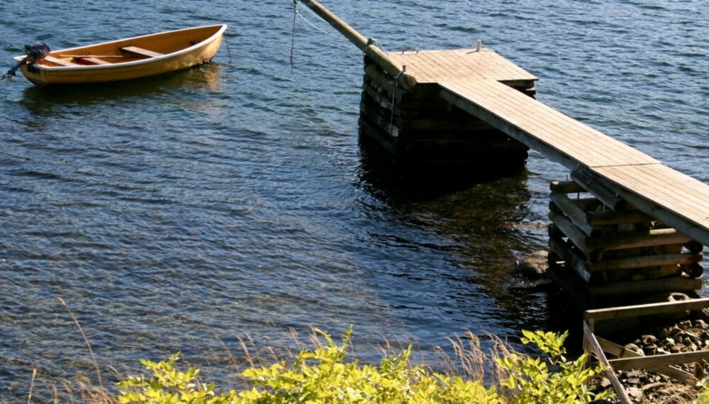 PRIVATISERT: Skal vi ha noe liv i strandsonen, må vi også tåle noe privatisering. Det er ingen tvil om at denne brygga tilhører noen, men det må vi tåle. Hva hadde f.eks. Blindleia vært uten privat bebyggelse og brygger? Ganske ensformig og kjedelig, ville vi tro. PRIVATISERT: Skal vi ha noe liv i strandsonen, må vi også tåle noe privatisering. Det er ingen tvil om at denne brygga tilhører noen, men det må vi tåle. Hva hadde f.eks. Blindleia vært uten privat bebyggelse og brygger? Ganske ensformig og kjedelig, ville vi tro.
