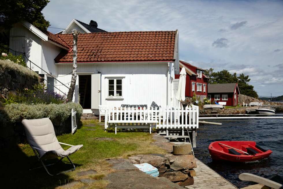 MEST BRUKT: På landstedet er det tre gamle bygninger; et hovedhus, et båthus og et hønsehus som er renovert. Det gamle båthuset er mest i bruk. I det røde huset på den andre siden av det lille sundet har naboer barn på samme alder. Ofte ror familiene over til hverandre om morgenen og drikker kaffe mens barna leker. MEST BRUKT: På landstedet er det tre gamle bygninger; et hovedhus, et båthus og et hønsehus som er renovert. Det gamle båthuset er mest i bruk. I det røde huset på den andre siden av det lille sundet har naboer barn på samme alder. Ofte ror familiene over til hverandre om morgenen og drikker kaffe mens barna leker.