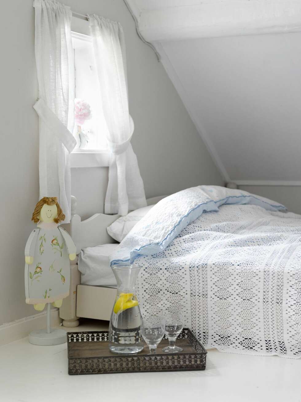 LAV SENG: Sengeplass til mor og far ble en liten utfordring, som ble løst ved å sage av beina til dobbeltsengen. Slik fikk den plass under skråtaket. LAV SENG: Sengeplass til mor og far ble en liten utfordring, som ble løst ved å sage av beina til dobbeltsengen. Slik fikk den plass under skråtaket.