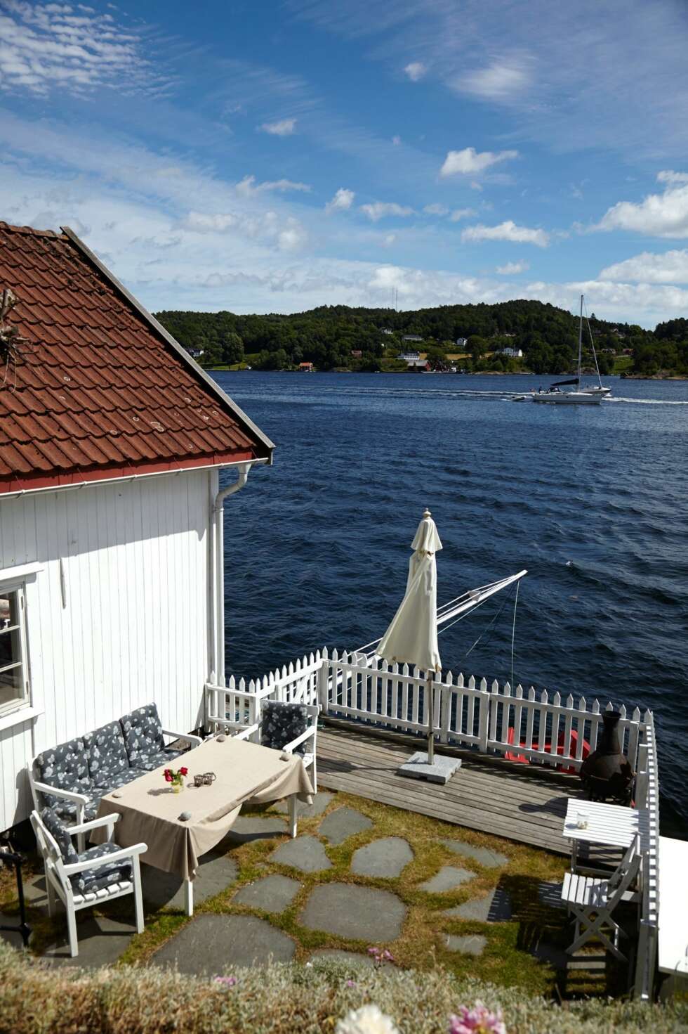 ULIKE NIVÅER: Hageterrassene er alle glade i, bortsett fra når gresset skal klippes. Nivåforskjellene gir mange fine plasser hvor de kan sette seg ned med kaffen og se på båtene. I bakgrunnen er det gamle hønsehuset. ULIKE NIVÅER: Hageterrassene er alle glade i, bortsett fra når gresset skal klippes. Nivåforskjellene gir mange fine plasser hvor de kan sette seg ned med kaffen og se på båtene. I bakgrunnen er det gamle hønsehuset.