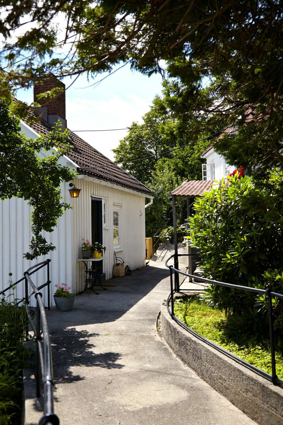 GAMLEVEIEN: Like bak husene snor den gamle, smale og steinlagte veien seg. Hovedveien er nå en bilvei som går noen meter ovenfor husene. Kystveien strekker seg 4,5 kilometer fra Arendal som en del av Fylkesvei 410 til den gamle kommunegrensen mot Moland i øst. Før 1878 fantes ingen vei langs sjøen her. Den viktigste trafikken gikk sjøveien. GAMLEVEIEN: Like bak husene snor den gamle, smale og steinlagte veien seg. Hovedveien er nå en bilvei som går noen meter ovenfor husene. Kystveien strekker seg 4,5 kilometer fra Arendal som en del av Fylkesvei 410 til den gamle kommunegrensen mot Moland i øst. Før 1878 fantes ingen vei langs sjøen her. Den viktigste trafikken gikk sjøveien.