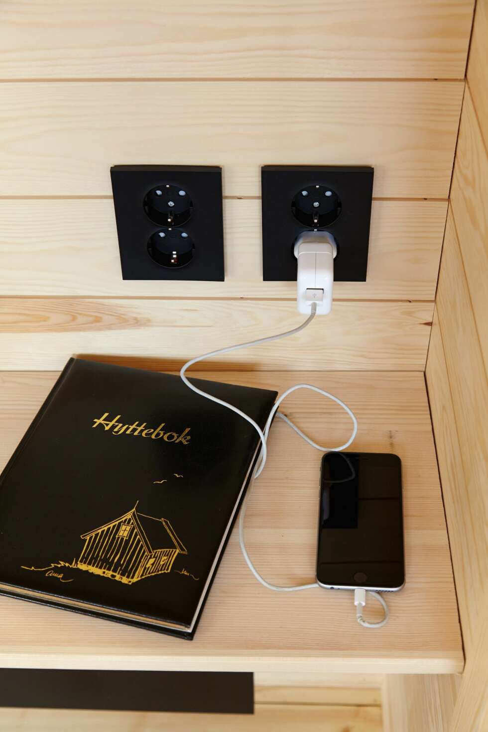 LADESTASJON: På kjøkkenet er det lagt inn en hylle med doble
stikkontakter for lading av mobiltelefoner og hodelykter. LADESTASJON: På kjøkkenet er det lagt inn en hylle med doble
stikkontakter for lading av mobiltelefoner og hodelykter.
