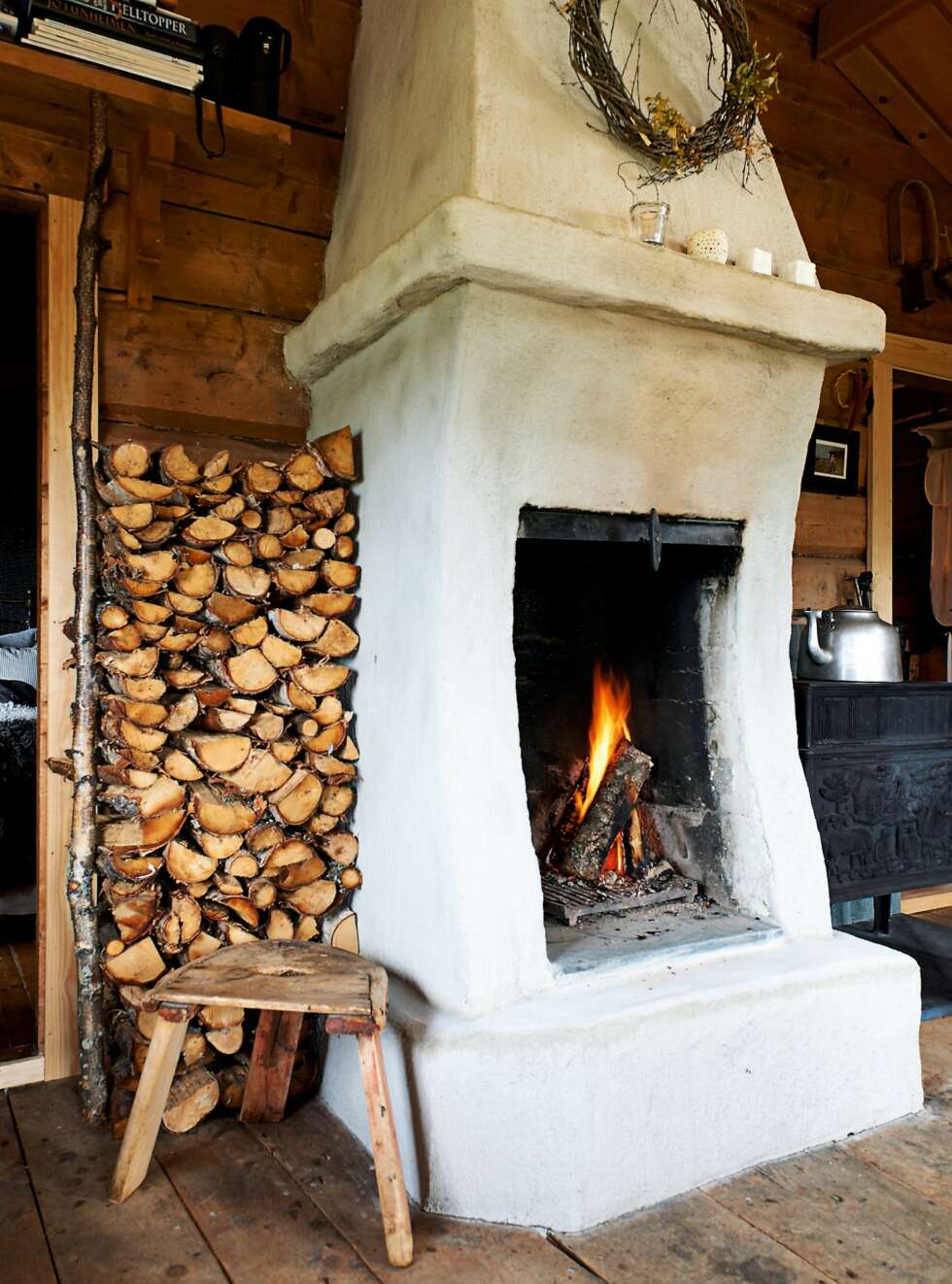 FORBEDRET: På stølen var det ingen tradisjonell grue, men i stuen sto det en grovmurt peis med avtrekk også for jernovn og parafinbrenner. Formen ble bevart, men all mur ble pusset, og skifer ble byttet i kleberstein. FORBEDRET: På stølen var det ingen tradisjonell grue, men i stuen sto det en grovmurt peis med avtrekk også for jernovn og parafinbrenner. Formen ble bevart, men all mur ble pusset, og skifer ble byttet i kleberstein.