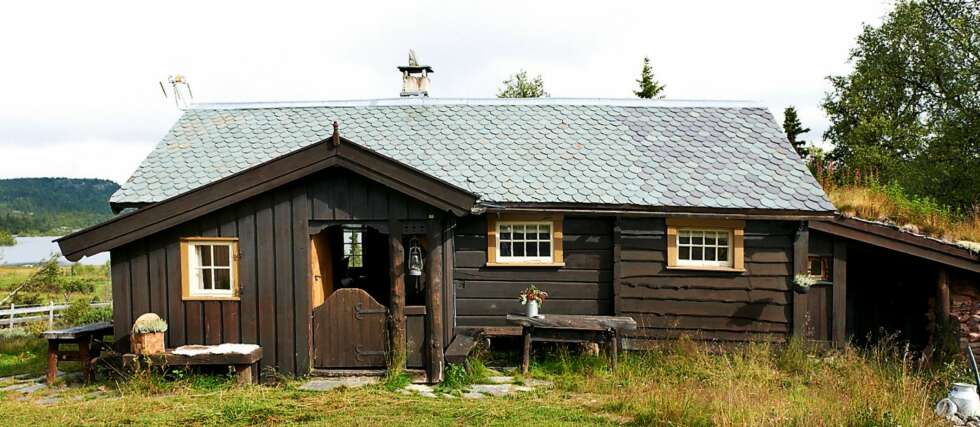 TILBAKEFØRT: Øyangstølen ligger 940 meter over havet inn til Øyangen. Stølen tilhørte Søre Rogne gård, men har fungert som hytte siden 1930-tallet. Aase og Harald har brukt hver ledige stund på å gjenskape noe av idyllen. Da de overtok, fjernet de et klokketårn som ruvet over den lille bygningen. TILBAKEFØRT: Øyangstølen ligger 940 meter over havet inn til Øyangen. Stølen tilhørte Søre Rogne gård, men har fungert som hytte siden 1930-tallet. Aase og Harald har brukt hver ledige stund på å gjenskape noe av idyllen. Da de overtok, fjernet de et klokketårn som ruvet over den lille bygningen.