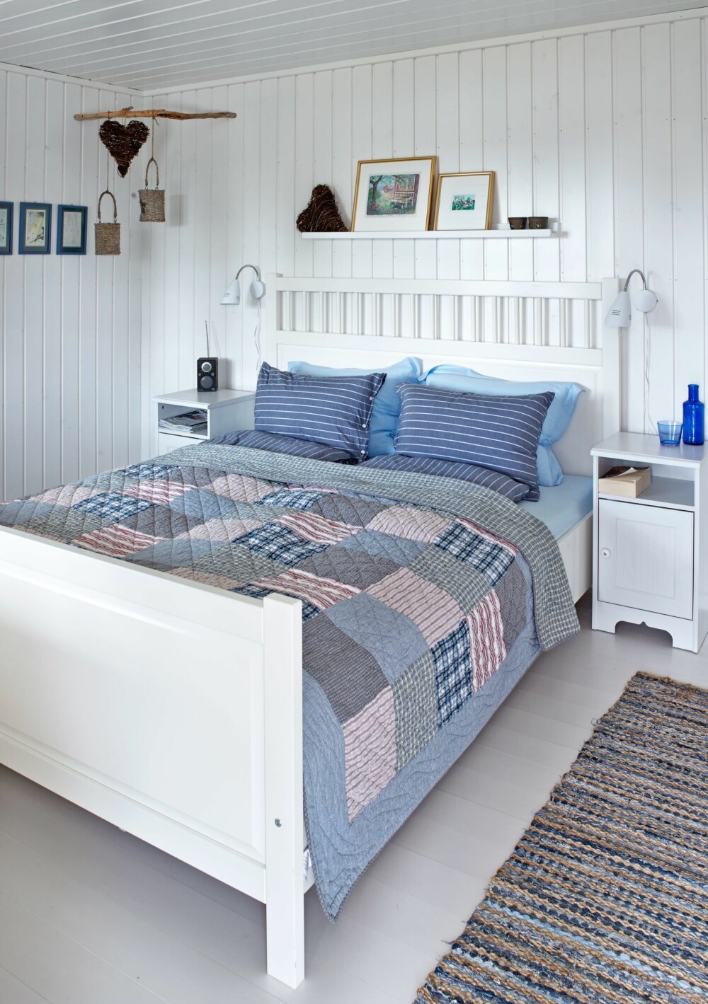 LYST OG SOMMERLIG: Vegger og tak på soverommet er malt i lyse farger. Hemnes seng fra Ikea.
LYST OG SOMMERLIG: Vegger og tak på soverommet er malt i lyse farger. Hemnes seng fra Ikea.