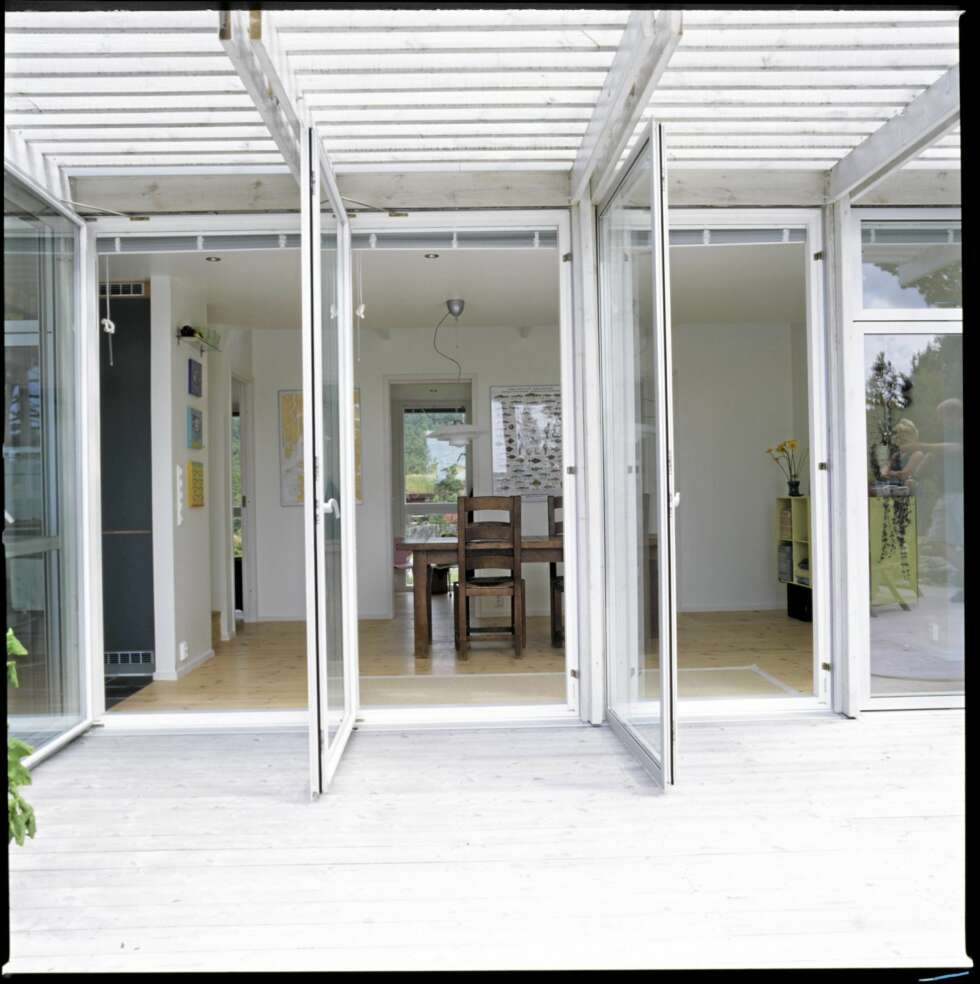 FULL ÅPNING: Brede skyvedører med glass i åpner nesten hele fasaden mot uteplassen. Den ligger i nivå med inneområdene. Grepet bidrar til å viske ut skillet mellom ute og inne. Dørene er fra Velfac. FULL ÅPNING: Brede skyvedører med glass i åpner nesten hele fasaden mot uteplassen. Den ligger i nivå med inneområdene. Grepet bidrar til å viske ut skillet mellom ute og inne. Dørene er fra Velfac.