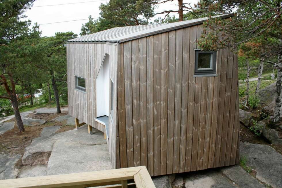 KNEKKET VINKEL: Annekset er bygget med knekket vinkel, som bidrar til å avgrense sengeplassene i hver ende fra hverandre, og skaper samtidig større rom i den midtre delen. KNEKKET VINKEL: Annekset er bygget med knekket vinkel, som bidrar til å avgrense sengeplassene i hver ende fra hverandre, og skaper samtidig større rom i den midtre delen.