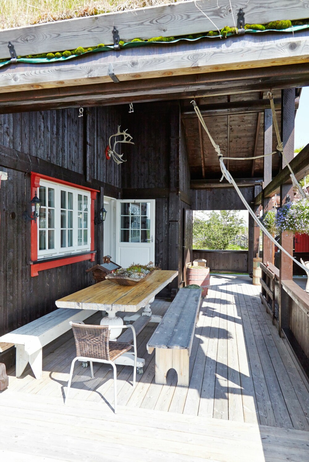 OVERBYGGET TERRASSE: Terrassen med overbygg blir brukt mye, der kan de sitte ute, uansett vær. Eikebordet og benkene er laget av hytteeierne, bortsett fra understellet til bordet som ble kjøpt på loppemarked.
OVERBYGGET TERRASSE: Terrassen med overbygg blir brukt mye, der kan de sitte ute, uansett vær. Eikebordet og benkene er laget av hytteeierne, bortsett fra understellet til bordet som ble kjøpt på loppemarked.