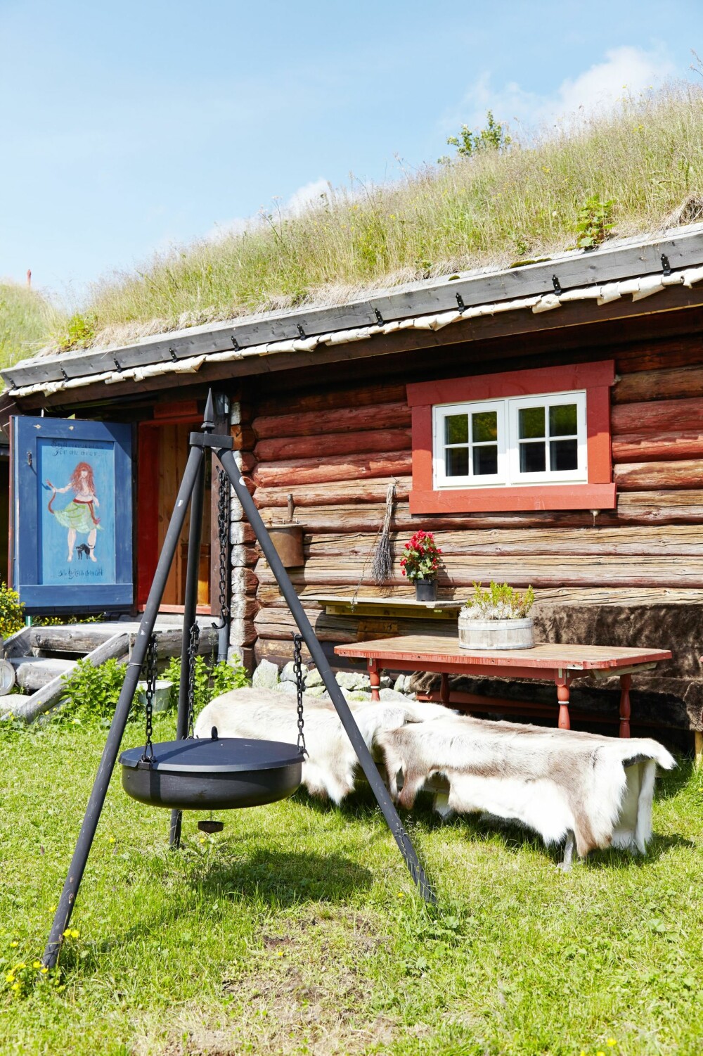 POPULÆRT: Plassen utenfor Huldrestua er det mest brukte utearealet på hele hyttetunet. Døren og bordet er egenprodusert. POPULÆRT: Plassen utenfor Huldrestua er det mest brukte utearealet på hele hyttetunet. Døren og bordet er egenprodusert.